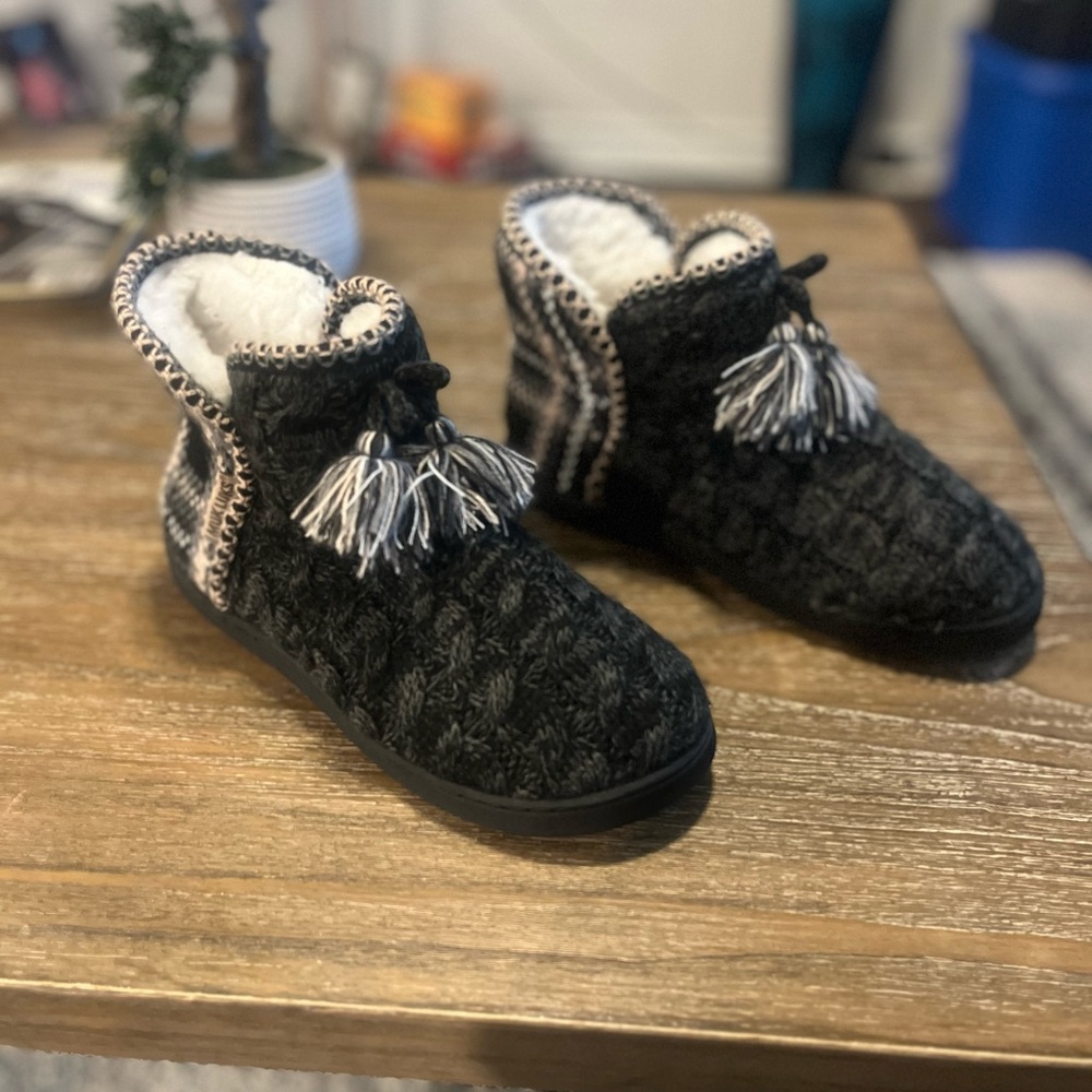 Muk Luks Short Bootie Slipper
Size: M(7/8)
